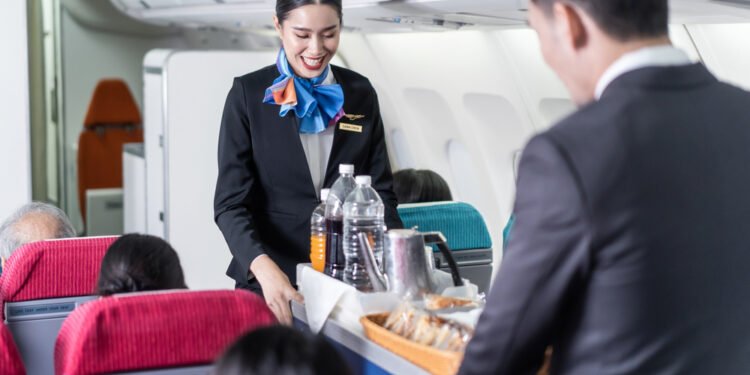 Štai pats erzinančiausias gėrimas, kurio galite paprašyti lėktuve, pasak skrydžio palydovo