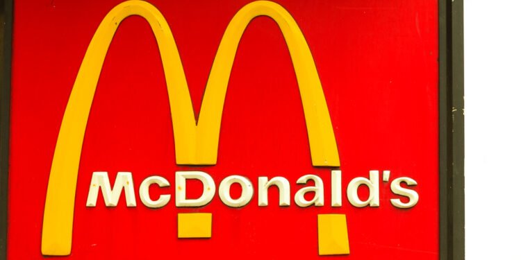 Tikroji priežastis, kodėl „McDonald’s“ logotipas yra geltonas ir raudonas