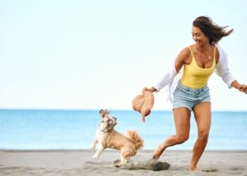 Šunų šeimininkai turėtų žinoti apie šį paslėptą pavojų paplūdimyje