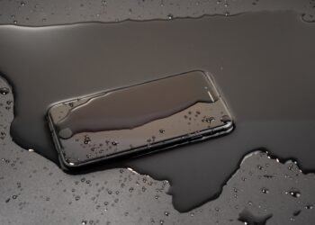 Kaip išgelbėti sušlapusį mobilųjį telefoną