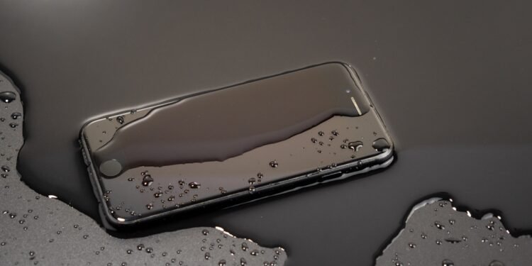 Kaip išgelbėti sušlapusį mobilųjį telefoną