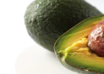 Kaip greitai sunokinti avokadus