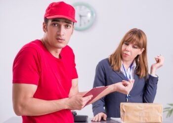 Kodėl nereikėtų grynaisiais arbatpinigių duoti pašto darbuotojui