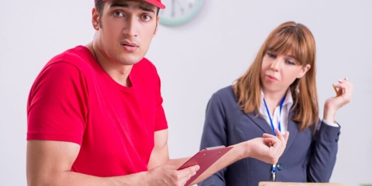 Kodėl nereikėtų grynaisiais arbatpinigių duoti pašto darbuotojui