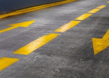 Kodėl kelio juostos yra geltonos?