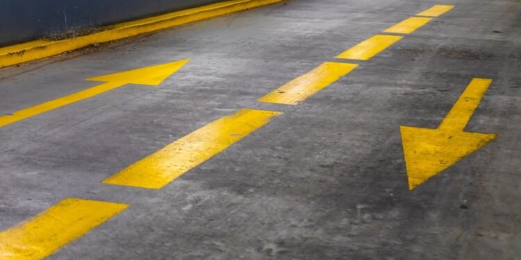 Kodėl kelio juostos yra geltonos?