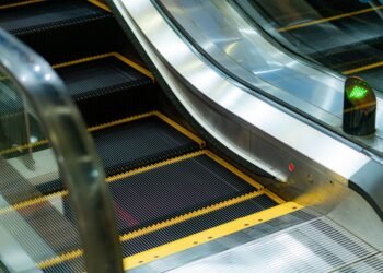 Kodėl eskalatoriuose įrengiami šepetėliai
