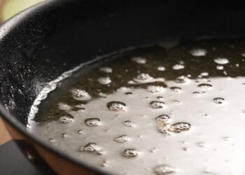 Grėsminga priežastis, kodėl nereikėtų pakartotinai naudoti kepimo aliejaus