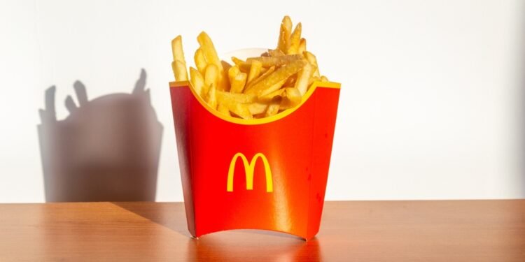 Štai slapta sudedamoji dalis, suteikianti „McDonald’s“ bulvytėms priklausomybę keliantį skonį