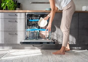 Indų plovimo mašinoje: kaip teisingai dėti įrankius – rankenomis aukštyn ar žemyn?