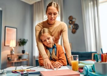 Mokslininkai teigia: reiklios mamos užaugina sėkmingesnes dukteris