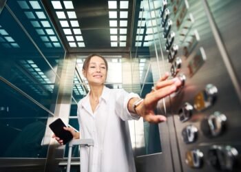 Štai kodėl liftuose yra tos mažos skylutės