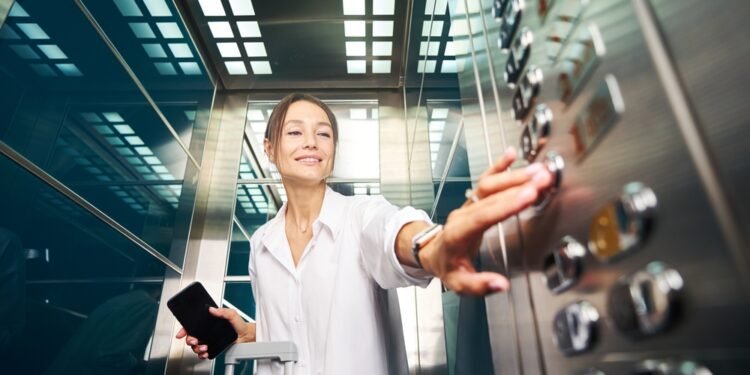 Štai kodėl liftuose yra tos mažos skylutės