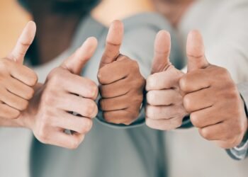 Ar verta naudoti „nykštys į viršų“ jaustuką? Jūsų Z kartos kolegos norėtų, kad to nedarytumėte