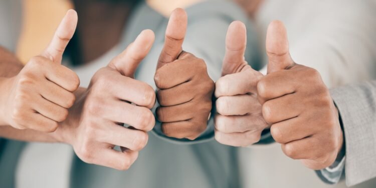 Ar verta naudoti „nykštys į viršų“ jaustuką? Jūsų Z kartos kolegos norėtų, kad to nedarytumėte