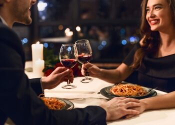 Kaip pašalinti raudonojo vyno dėmes nuo dantų