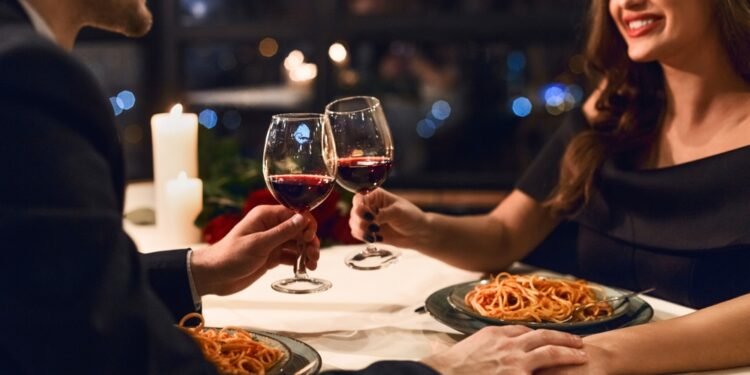 Kaip pašalinti raudonojo vyno dėmes nuo dantų