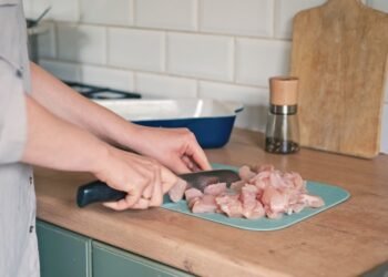 Štai kodėl niekada nereikėtų plauti vištienos prieš gaminant