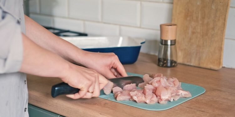 Štai kodėl niekada nereikėtų plauti vištienos prieš gaminant