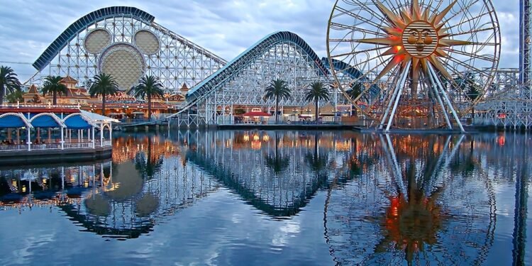 Kodėl „Disney World“ naudoja violetinius kelio ženklus