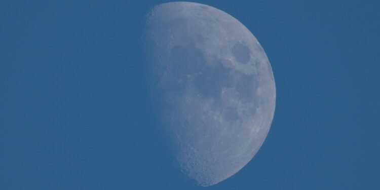 Štai kodėl kartais Mėnulį matome dieną