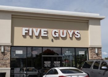 Kodėl „Five Guys“ niekada nepaklaus, kaip norėtumėte iškepto mėsainio