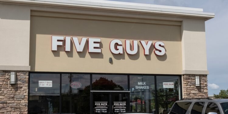 Kodėl „Five Guys“ niekada nepaklaus, kaip norėtumėte iškepto mėsainio