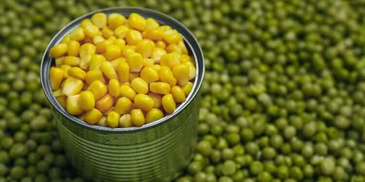 Pavojinga priežastis, kodėl negalima valgyti iš įlenktų skardinių