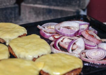 Kodėl nepakankamai keptas mėsainis yra pavojingesnis už nepakankamai keptą kepsnį