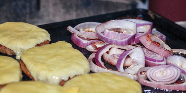 Kodėl nepakankamai keptas mėsainis yra pavojingesnis už nepakankamai keptą kepsnį