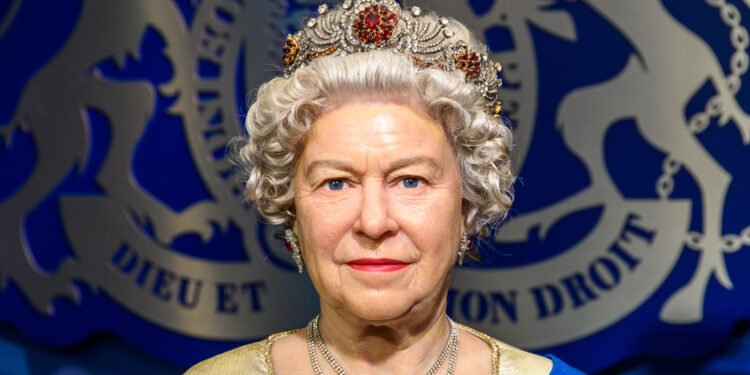 Tikroji priežastis, kodėl karalienė Elžbieta II visada vilkėjo ryškius drabužius