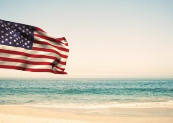 Ką reiškia violetinė vėliava paplūdimyje?