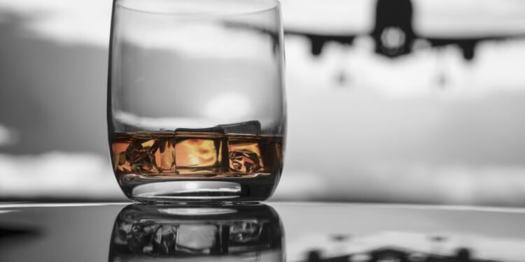 Štai kodėl skrydžio metu verčiau nesidėti ledo į gėrimą