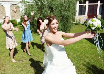 Kaip atsirado vestuvinės puokštės metimo tradicija?