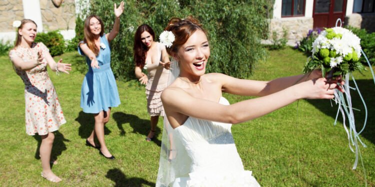 Kaip atsirado vestuvinės puokštės metimo tradicija?