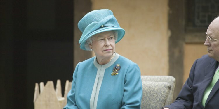 Kvapai, kuriuos per savo vestuves dėvėjo karalienė Elžbieta, princesė Diana, Keit Midlton ir Meghan Markle