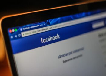 Kaip pakeisti savo vardą „Facebook“