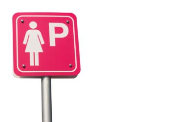 Štai ką reiškia, jei pamatai rausvą kelio ženklą