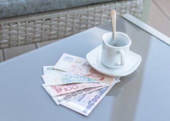 Ar restoranai gali teisėtai įtraukti privalomą arbatpinigių mokestį?