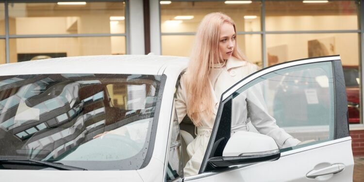 Štai kodėl visada turėtumėte atidaryti automobilio dureles dešine ranka