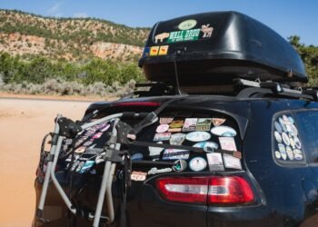 Štai kodėl tikrai neverta klijuoti lipdukų ant automobilio bamperio