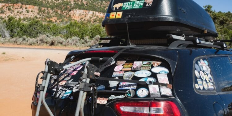 Štai kodėl tikrai neverta klijuoti lipdukų ant automobilio bamperio