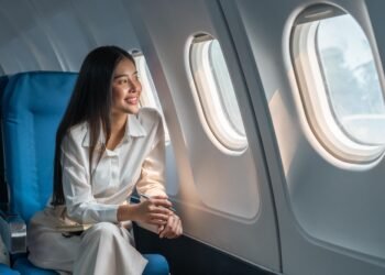 Štai kodėl kai kuriuose lėktuvuose yra sėdynių, nukreiptų atgal