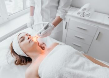 Veido tonizavimo prietaisas, žadantis išlyginti raukšles ir išryškinti kontūrus be makiažo