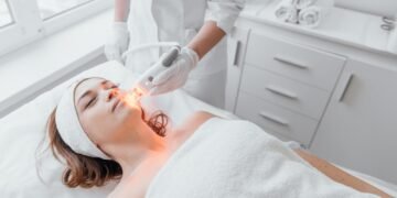 Veido tonizavimo prietaisas, žadantis išlyginti raukšles ir išryškinti kontūrus be makiažo