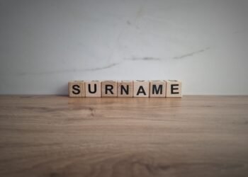 Kaip taisyklingai rašyti pavardžių daugiskaitą, įskaitant tas, kurios baigiasi raide „s“