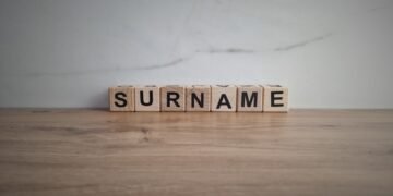 Kaip taisyklingai rašyti pavardžių daugiskaitą, įskaitant tas, kurios baigiasi raide „s“