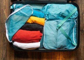 Kaip susukti ir sulankstyti drabužius kelionei: marškinėliai ir kelnės be raukšlių