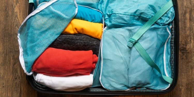 Kaip susukti ir sulankstyti drabužius kelionei: marškinėliai ir kelnės be raukšlių