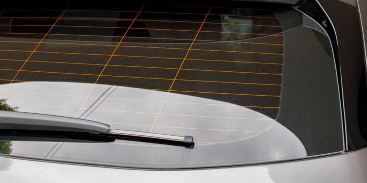 Štai tikroji priežastis, kodėl automobilių galiniuose languose yra linijos